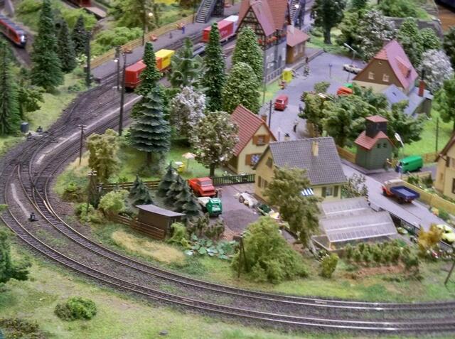 ein Anlagenmotiv mit Bahnhof und Wohnsiedlung