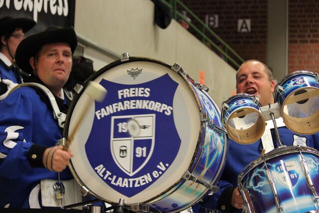 Volle Action beim anfeuern unserer Freunde!