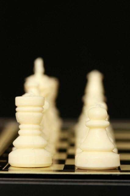 Schachfiguren in Reih und Glied