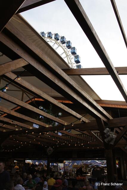 Edel & Weiß - Gourmetabend in der Sterndl'Alm auf dem Augsburger Herbstplärrer - das Zeltdach der Alm ist bei schönem Wetter geöffnet