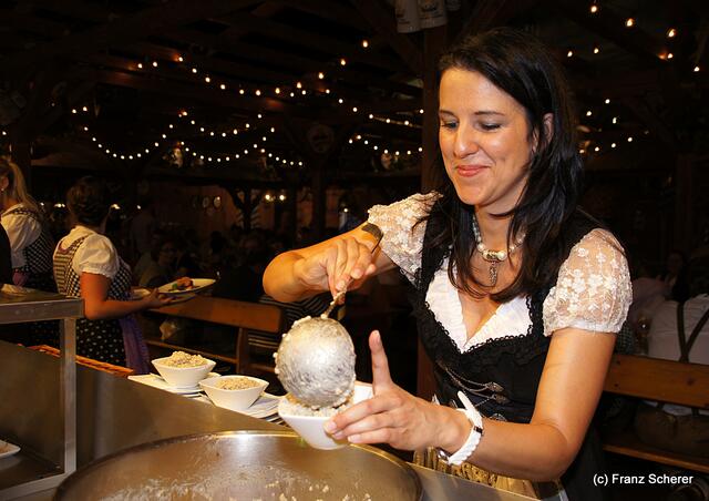Edel & Weiß - Gourmetabend in der Sterndl'Alm auf dem Augsburger Herbstplärrer - Alm-Chefin Nicole Balletshofer