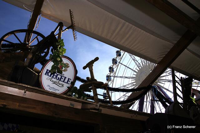 Edel & Weiß - Gourmetabend in der Sterndl'Alm auf dem Augsburger Herbstplärrer - das Zeltdach der Alm ist bei schönem Wetter geöffnet