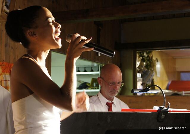 Edel & Weiß - Gourmetabend in der Sterndl'Alm auf dem Augsburger Herbstplärrer - Soul Mom Bee & Friends unterhielten die Besucher mit einer exzellenten Performance