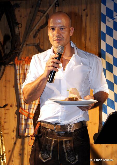 Edel & Weiß - Gourmetabend in der Sterndl'Alm auf dem Augsburger Herbstplärrer - Alm-Chef Christian Balletshofer präsentiert seine Dessert-Kreation "Chill Berry Tart"