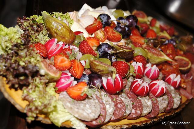 Edel & Weiß - Gourmetabend in der Sterndl'Alm auf dem Augsburger Herbstplärrer - Die Alm lockt mit feinen Schmankerln an allen Festtagen