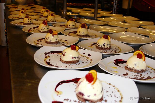 Edel & Weiß - Gourmetabend in der Sterndl'Alm auf dem Augsburger Herbstplärrer - Alm-Chef Christian Balletshofer beim Anrichten seiner Dessert-Kreation "Chill Berry Tart"