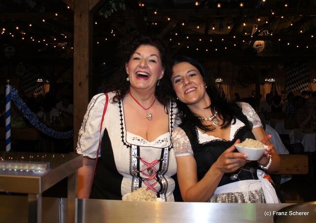 Edel & Weiß - Gourmetabend in der Sterndl'Alm auf dem Augsburger Herbstplärrer - Alm-Chefin Nicole Ballethofer (rechts) und myheimat-Reporterin Sabina Scherer