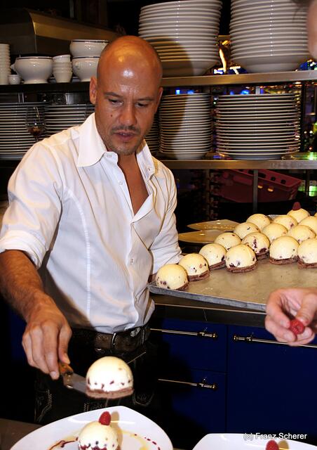 Edel & Weiß - Gourmetabend in der Sterndl'Alm auf dem Augsburger Herbstplärrer - Alm-Chef Christian Balletshofer beim Anrichten seiner Dessert-Kreation "Chill Berry Tart"