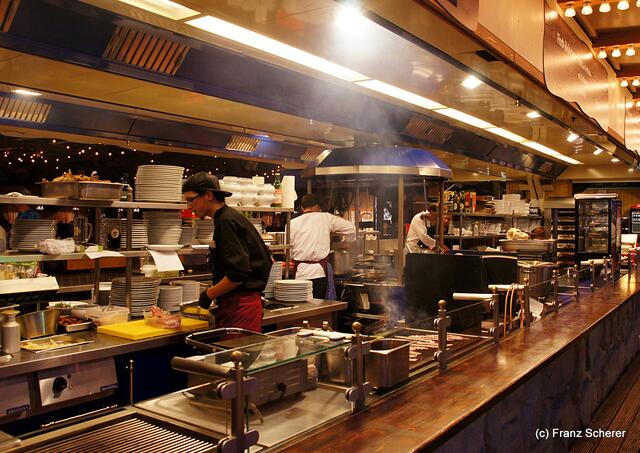 Edel & Weiß - Gourmetabend in der Sterndl'Alm auf dem Augsburger Herbstplärrer der Blick in die Alm-Küche macht Appetit