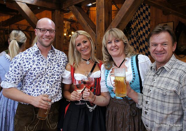 Edel & Weiß - Gourmetabend in der Sterndl'Alm auf dem Augsburger Herbstplärrer - unter den Gästen: Nico Kummer (Porsche-Zentrum Augsburg), links