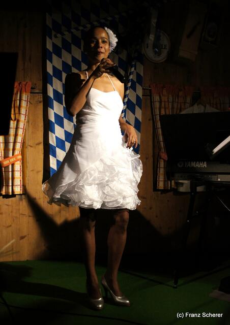 Edel & Weiß - Gourmetabend in der Sterndl'Alm auf dem Augsburger Herbstplärrer - Soul Mom Bee & Friends unterhielten die Besucher mit einer exzellenten Performance