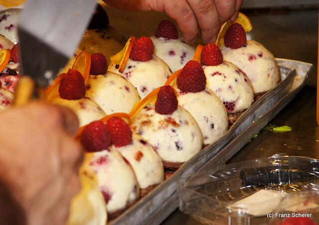 Edel & Weiß - Gourmetabend in der Sterndl'Alm auf dem Augsburger Herbstplärrer - Alm-Chef Christian Balletshofer beim Anrichten seiner Dessert-Kreation "Chill Berry Tart"