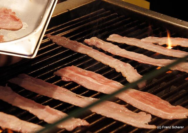 Edel & Weiß - Gourmetabend in der Sterndl'Alm auf dem Augsburger Herbstplärrer der Blick in die Alm-Küche macht Appetit