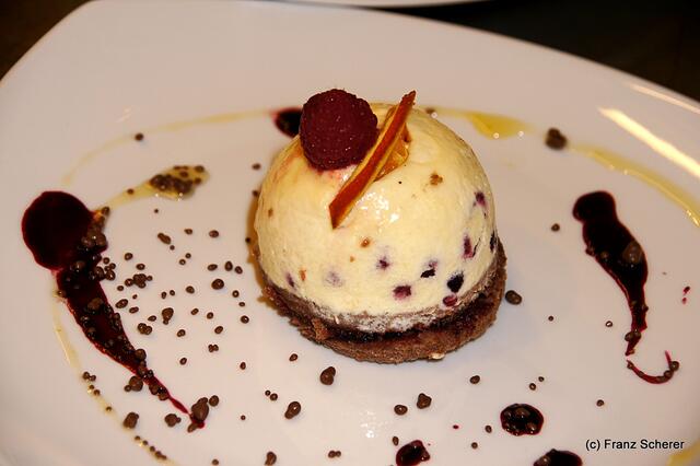 Edel & Weiß - Gourmetabend in der Sterndl'Alm auf dem Augsburger Herbstplärrer - Dessert-Kreation "Chill Berry Tart" von Alm Chef Chritian Balletshofer