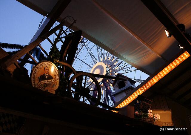 Edel & Weiß - Gourmetabend in der Sterndl'Alm auf dem Augsburger Herbstplärrer - das Zeltdach der Alm ist bei schönem Wetter geöffnet