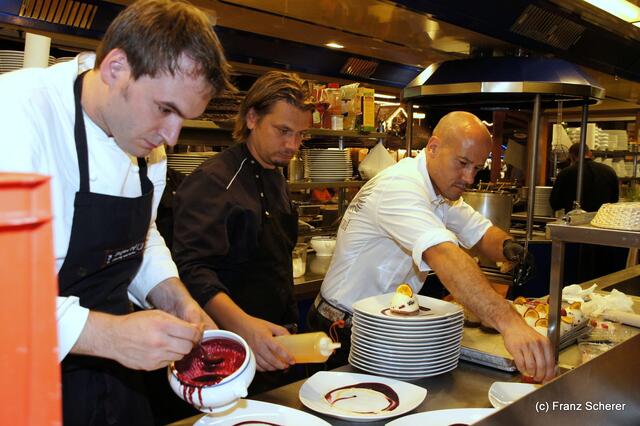 Edel & Weiß - Gourmetabend in der Sterndl'Alm auf dem Augsburger Herbstplärrer - Alm-Chef Christian Balletshofer beim Anrichten seiner Dessert-Kreation "Chill Berry Tart"