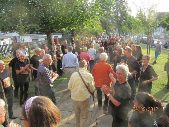 Alle hatten Spass ... Kaana Kameme vor der Kirche - welch ein Abschluss!