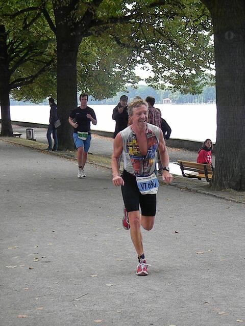 Gerd-Peter  Schander (Maschsee Sharks) bei der letzten Disziplin beim Volkstriathlon.
