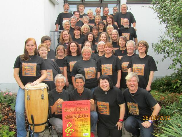 Fast alle Teilnehmer des Afrikaworkshops vor dem Freizeitheim Klein Heidorn.