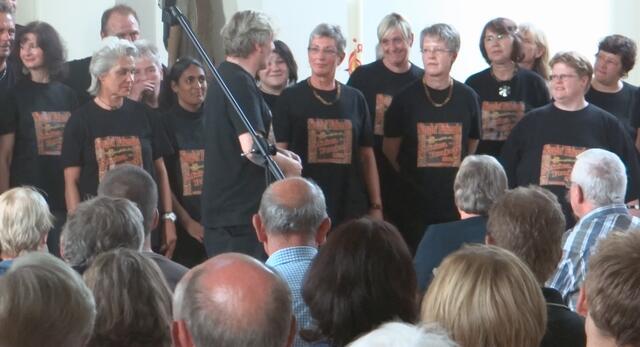 Ja wir singen das erste Mal im Chor - und haben viel Freude daran!