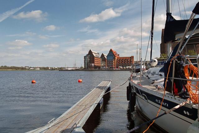 Gastlieger finden Liegeplätze für Yachten bis 12 m Länge an den Schwimmpontonanlagen des Stadthafens, im Hintergrund die Silohalbinsel.