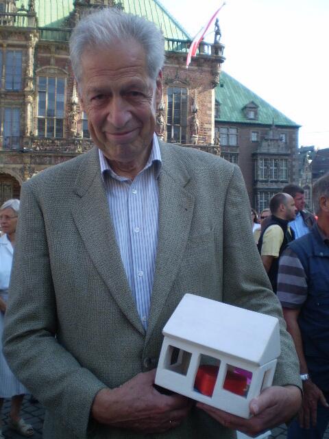 Herr Bürgermeister a.D. Dr. Henning Scherf am 9. September 2012 auf dem Bremer Marktplatz