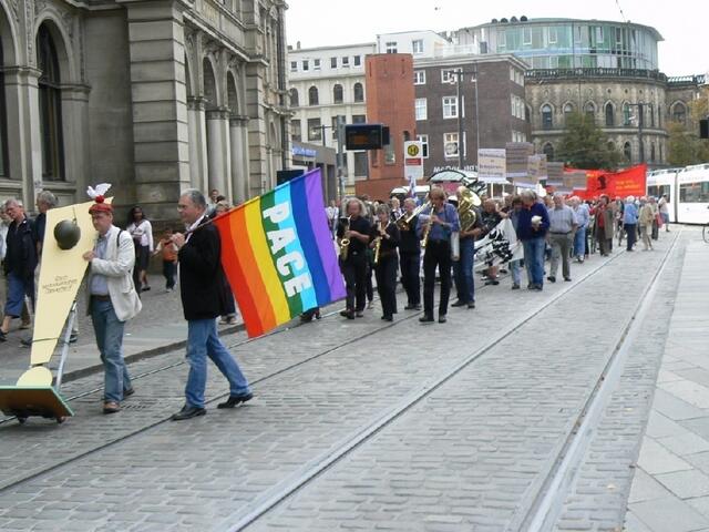 Die Skulptur "Dem unbekannten Deserteur" auf dem Weg zum Kriegerdenkmal Altmannshöhe in den Bremer Wallanlagen. Foto: Hartmut Drewes