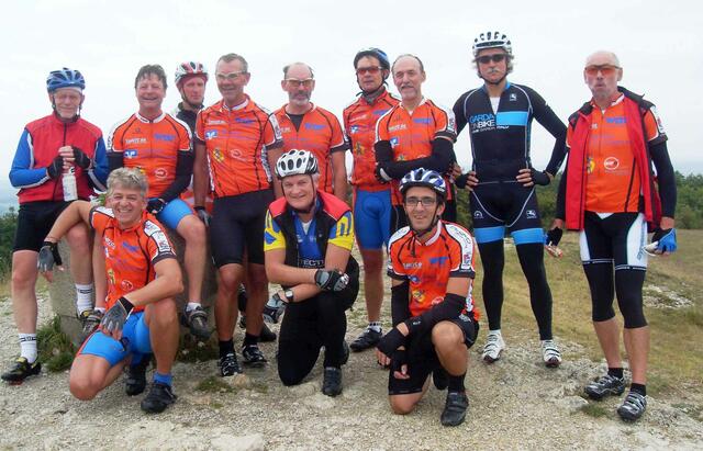 Die Wertinger Rennradler auf dem Hesselberg in Mittelfranken
Hinten von links: Peter Kragl, Franz Käsinger, Jörg Deisenhofer, Hans-Peter Bernklau,Josef Steinheber, Ralf Dierks, Albert Steinheber, Reinhard Gundel und Claus Bulbuk
Vorn von links: Michael Jandl, Wolfram Berweck und Holger Schretzenmeier