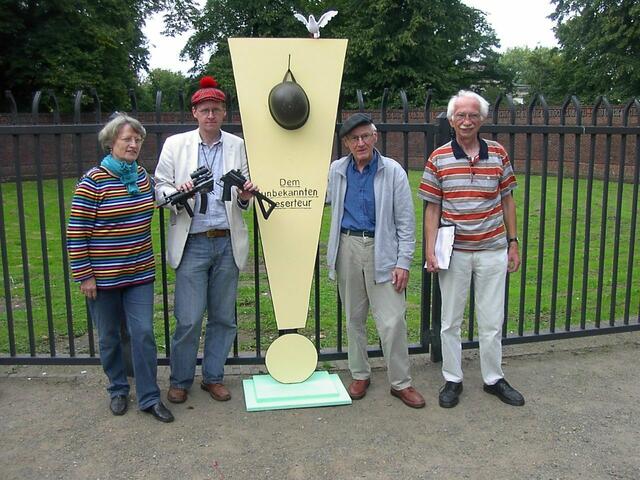 Aktivisten des Bremer Friedensforums mit dem Entwurf eines Denkmals "Dem unbekannten Deserteur" vor der Bremer Altmannshöhe. Foto: Hartmut Drewes