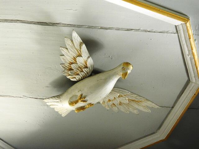 Die Taube  an der Kanzeldecke ist das Zeichen für den Heiligen Geist.