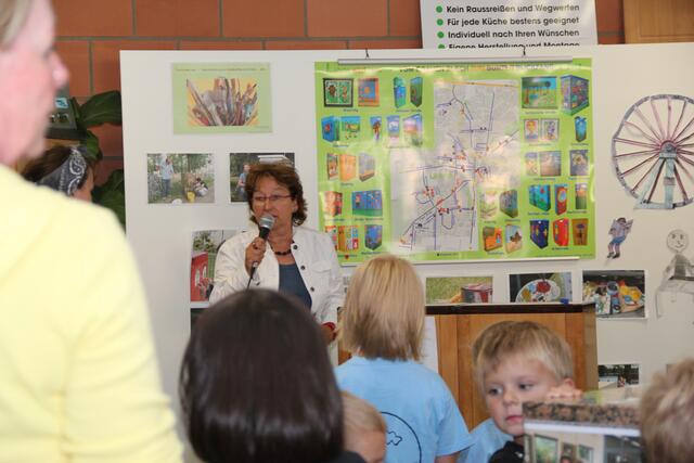 Helga Laube-Hoffmann bei ihrer Begrüßungsrede am 5.9.2012; im Hintergrund die Lehrter Stadtkarte mit allen bemalten Kästen aus 2012 "Vom grauen Blech zum bunten Blickfang"; Stadt Lehrte