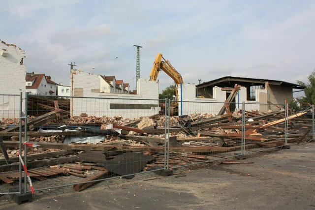 Trümmer nach dem Absturz des Dachteils