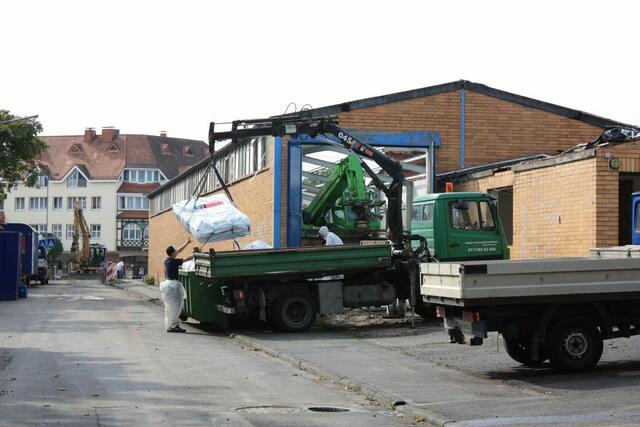 Ausräumen der Lagerhalle