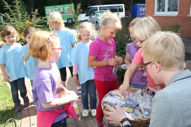 Eis zur Abkühlung und als Dankeschön; Kinder in Lehrte; Dankeschönfeier; vom grauen Blech zum bunten Blickfang