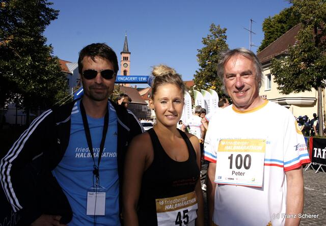 10. Friedberger Halbmarathon 2012 - v.l.: Veranstaltungsleiter Frank Büschel mit Halbmarathon-Model Carolin Winter und Friedbergs Bürgermeister Dr. Peter Bergmair