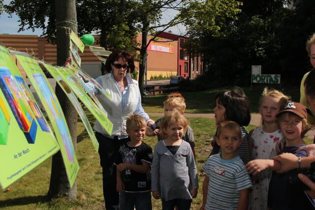 Kindergartenkinder von der Marktstraße mit Frau Selandt