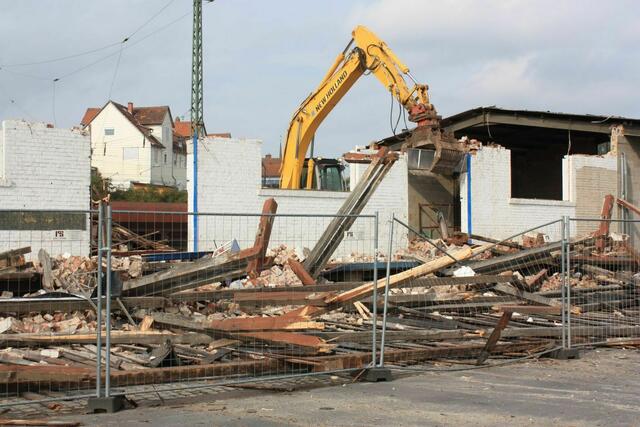 Der Bauzaun wurde durch den Absturz beschädigt.