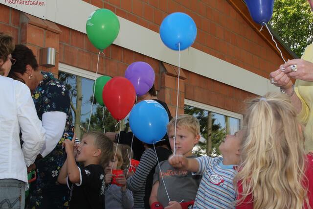 bunte Luftballons waren heiß begehrt; Abschlussveranstaltung "Vom grauen Blech zum bunten Blickfang"; Stadt Lehrte