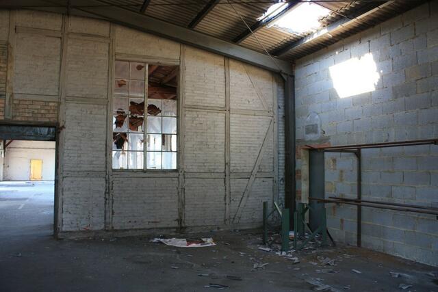 Durch das Loch im Dach ging vorher ein Oberleitungsmast.