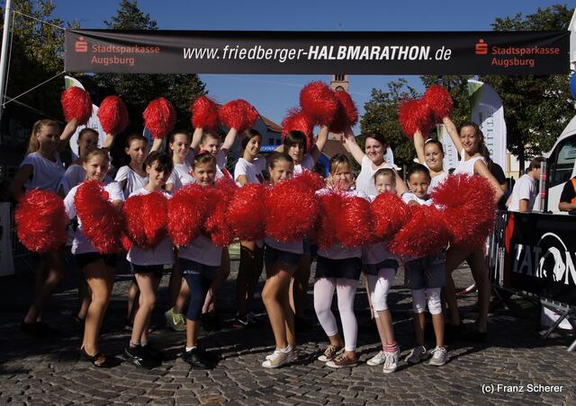 10. Friedberger Halbmarathon 2012 - machte große Stimmung: die Cheerleader-Formation vom Friedberger Tanzstudio Dance & More
