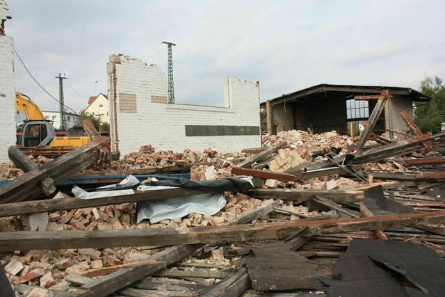 Trümmerhaufen vor dem Güterbahnhof
