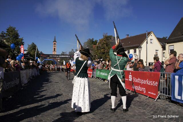 10. Friedberger Halbmarathon 2012 - Mit dem donnernden Böllerschuss der historischen Wulfertshauser Böllerschützen startete der 10. Friedberger Halbmarathon mit 1100 Teilnehmern in einen sonnenstrahlenden Septembersonntag