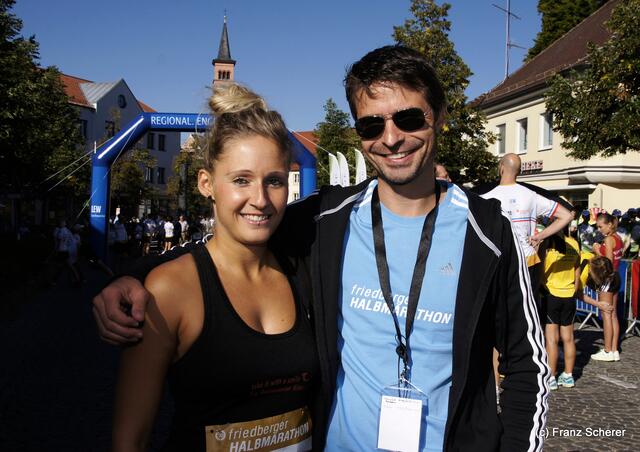 10. Friedberger Halbmarathon 2012 - Veranstaltungsleiter Frank Büschel und Halbmarathon-Model Carolin Winter