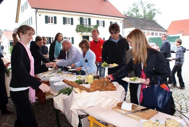 Das Cateringteam vom Moosburger Hof mit den Hotelbetreibern Anke (links) und Sven Tweer an der Spitze bewirtete die Gäste bestens.