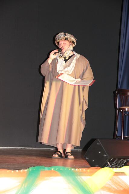 Sultan Nafets sagt mit netten Worten und Erklärungen unsere Tänze an!