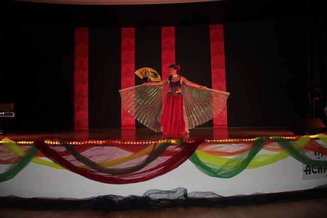 Shima tanzt nach einem israelischen Lied mit ihren Isiswings!