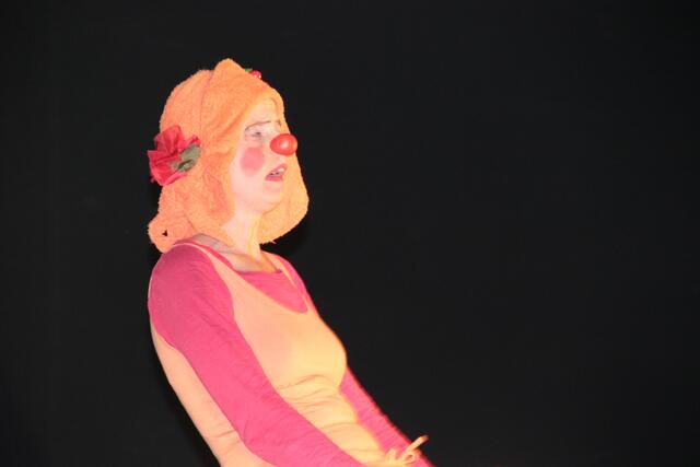 Eine Clownfrau sucht die Entspannung, sie brachte das Publikum zum Lachen!
