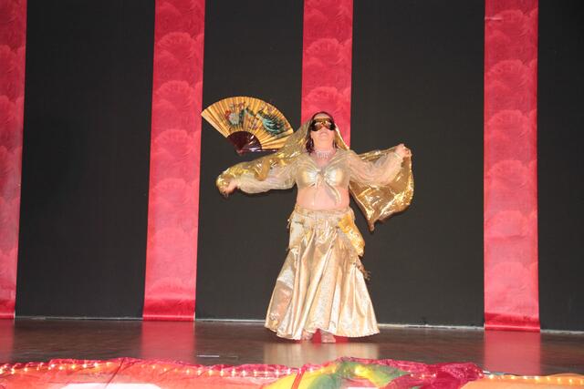 Sira Miraja tanzt nach der Musik der "Krieg der Sterne" mit ihren Schleierpoi!