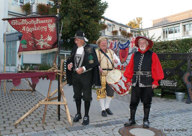 6. Mittelalterliche Markttage zu Aichach 2012 - Dem Augsburger Stadthauptmann Gerhard Schilch (rechts) hat 's gut gefallen