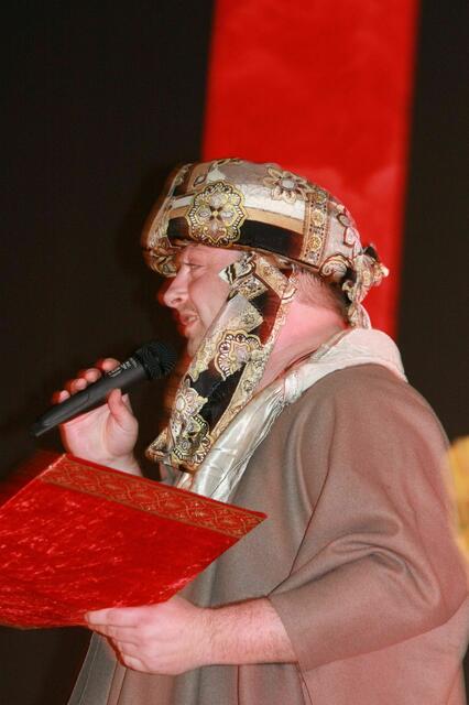 Sogar ein Sultan wurde engagiert, um durch das Programm zu führen, Sultan Nafets